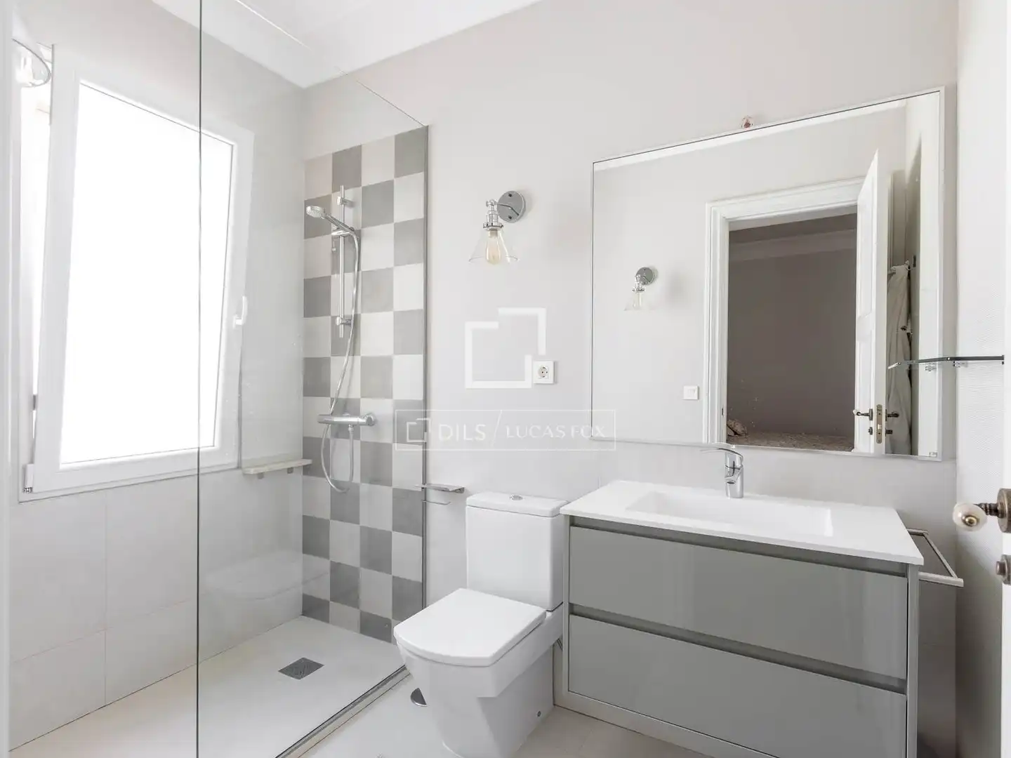 Bathroom of Attic for rent in Madrid  with Air Conditioner, Heating and Parquet flooring