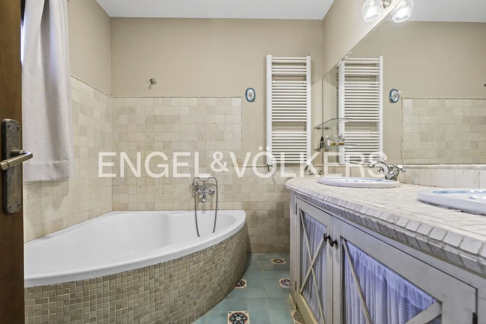 Baño de Finca rústica en venta en La Puebla del Río con Aire acondicionado, Calefacción y Jardín privado