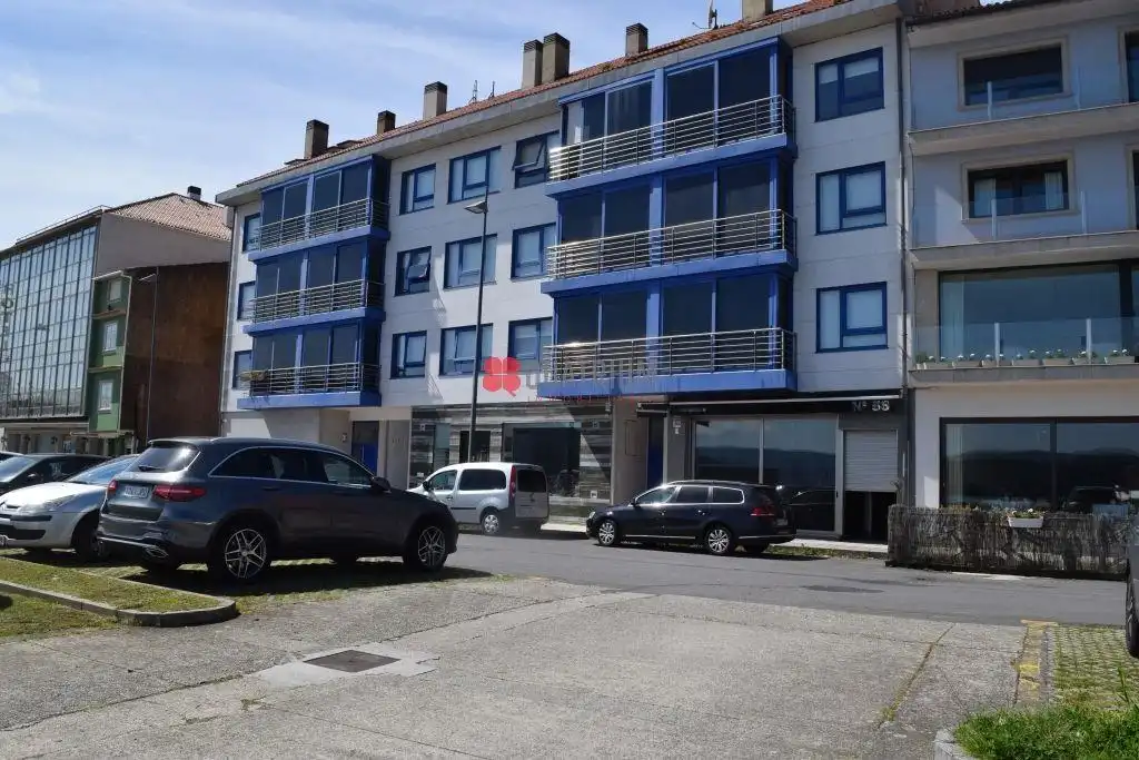 Vista exterior de Local en venda en Outes amb Aire condicionat i Moblat