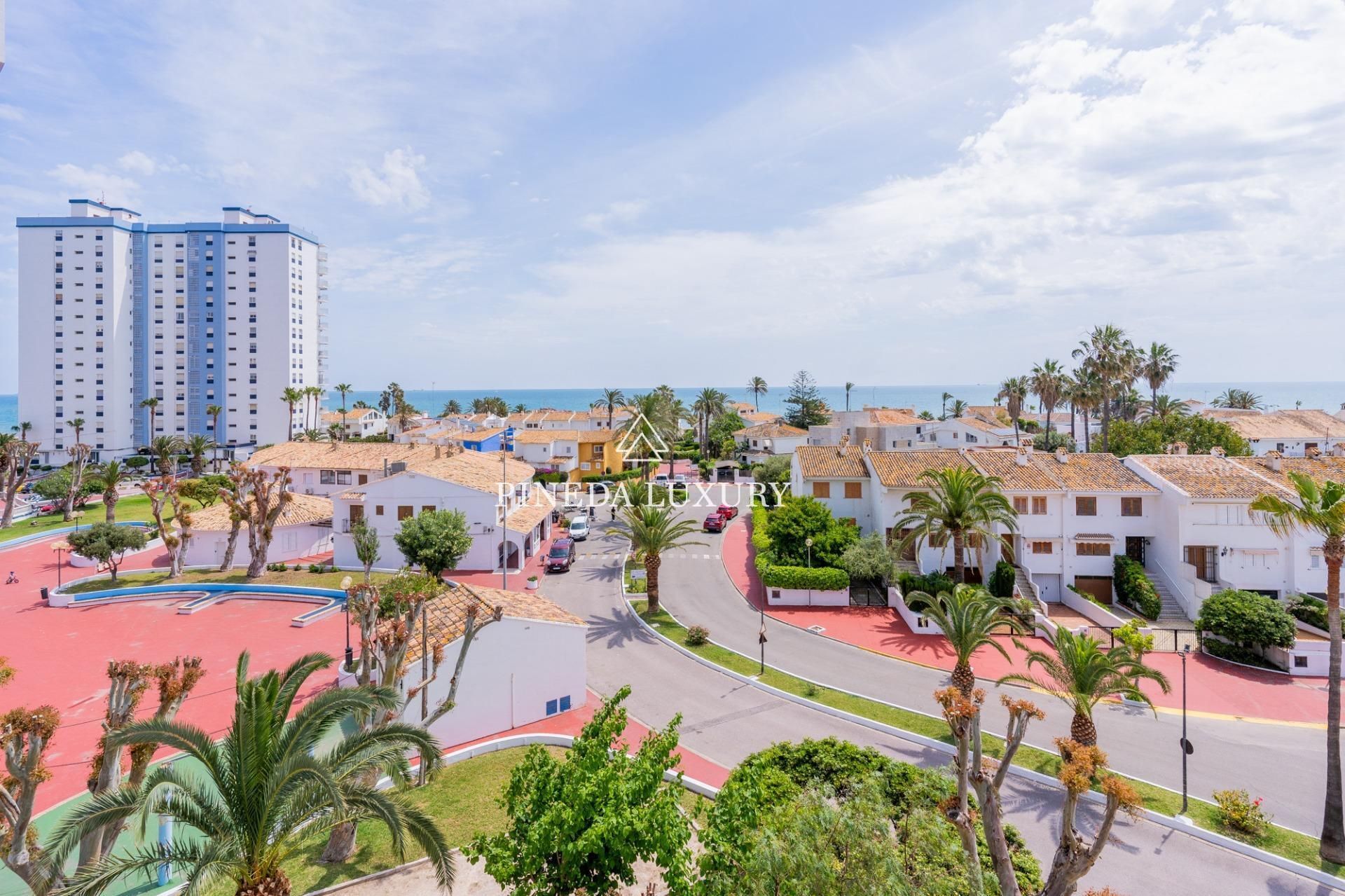 Vista exterior de Àtic en venda en El Puig de Santa Maria amb Aire condicionat, Terrassa i Piscina comunitària