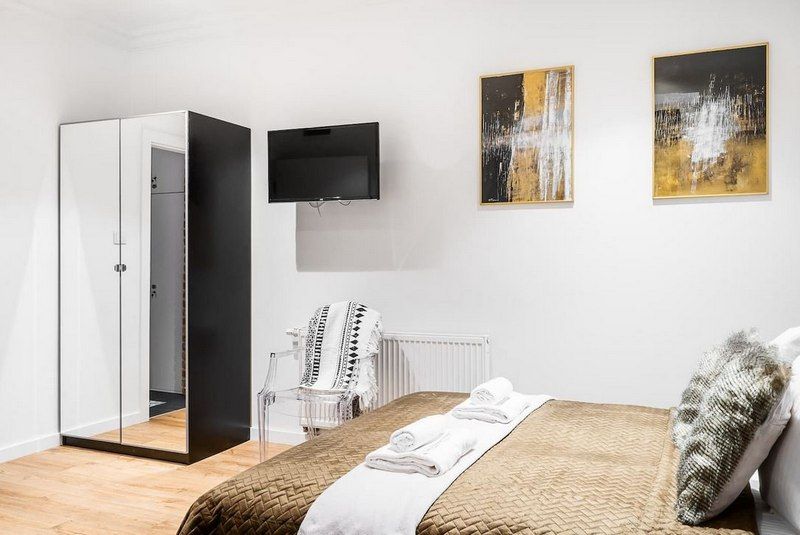 Dormitori de Pis de lloguer en Bilbao  amb Aire condicionat, Moblat i Es permeten mascotes