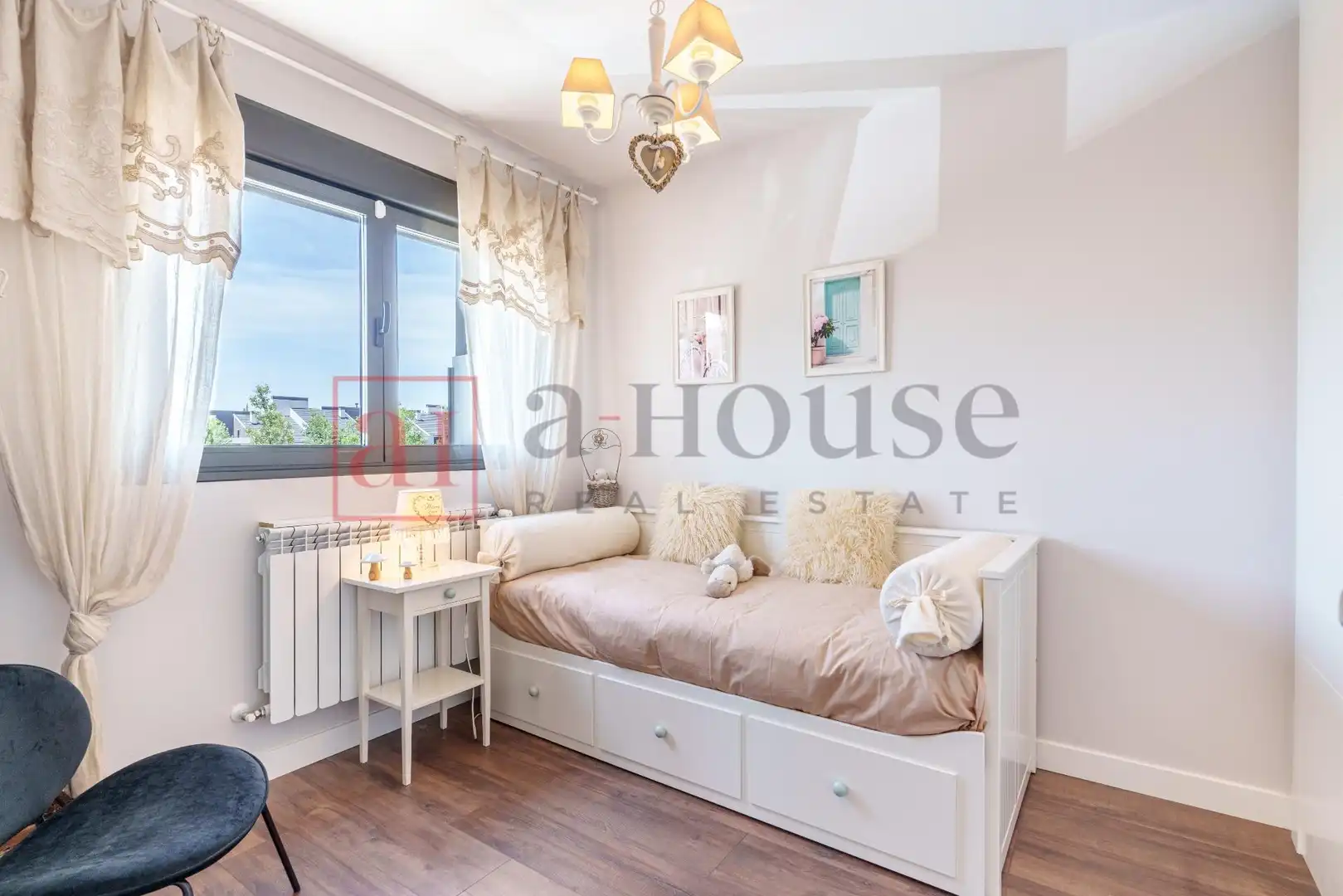 Habitación de Casa adosada en venta en Boadilla del Monte con Aire acondicionado, Calefacción y Jardín privado