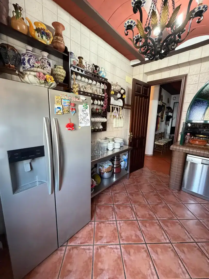 Cuina de Casa o xalet en venda en Sanlúcar la Mayor amb Calefacció i Terrassa