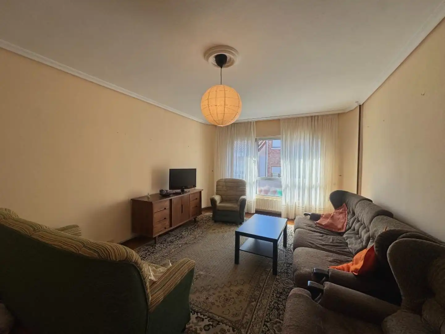 Sala d'estar de Pis en venda en Los Corrales de Buelna  amb Calefacció, Parquet i Terrassa