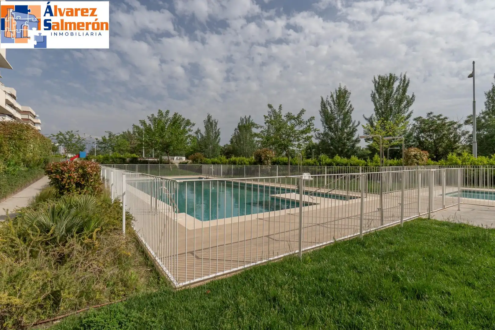 Piscina de Pis en venda en Granada amb Moblat i Piscina comunitària