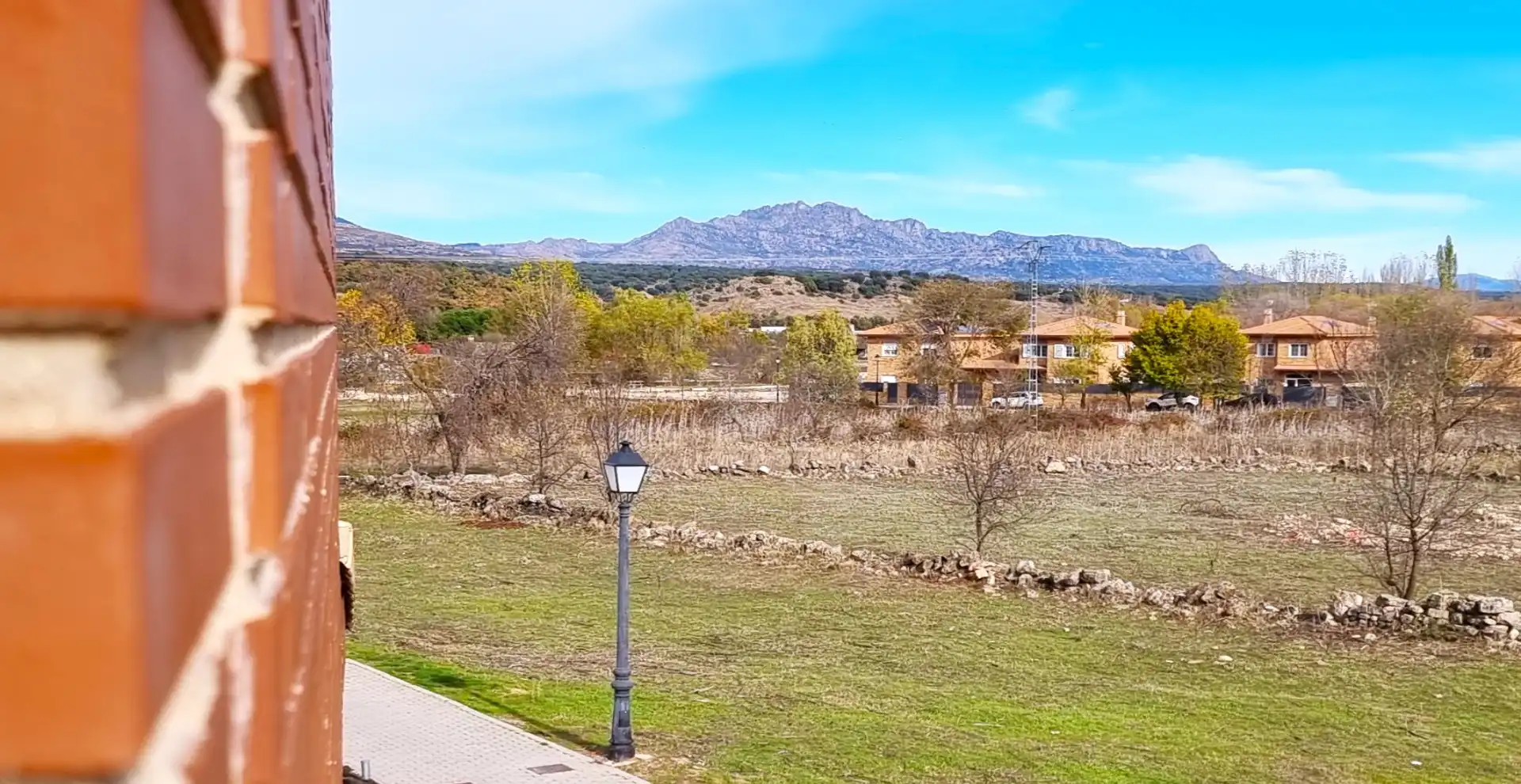 Vista exterior de Casa adosada en venda en Guadalix de la Sierra amb Aire condicionat, Calefacció i Jardí privat