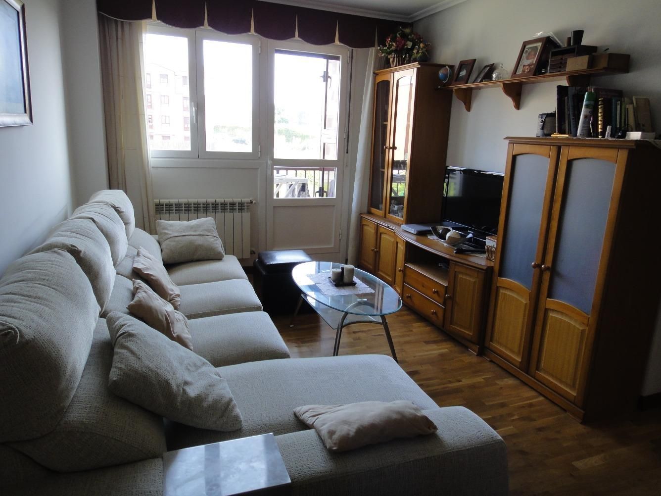 Sala d'estar de Pis de lloguer en Santander amb Calefacció, Parquet i Moblat