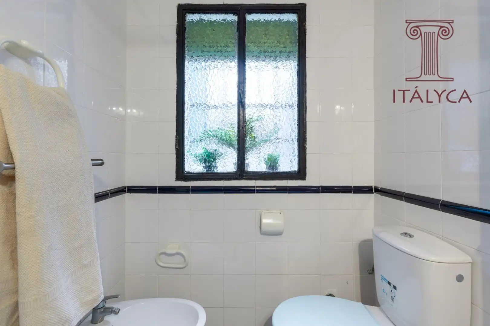 Bathroom of Flat for sale in Sevilla  with Air Conditioner and Terrace