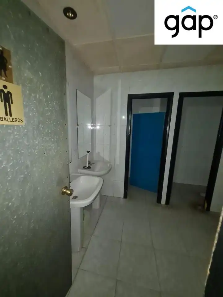 Baño de Local en venta en San Lorenzo de la Parrilla con Aire acondicionado y Amueblado