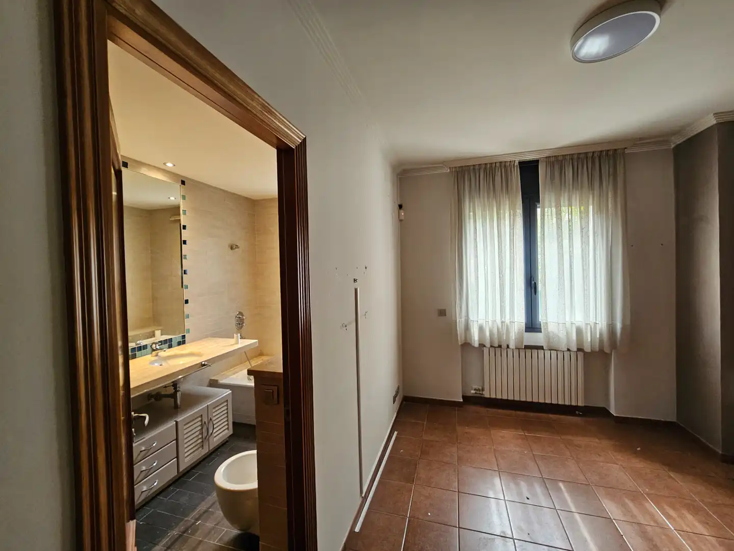 Baño de Casa adosada de alquiler en Figueres con Calefacción, Jardín privado y Terraza