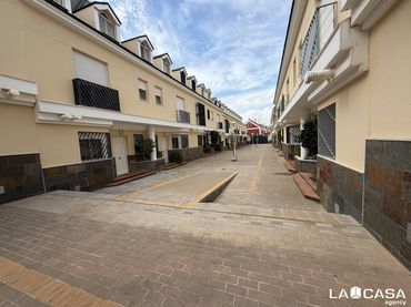 Casa aparellada amb balcó en venda a Olivar de Quintos