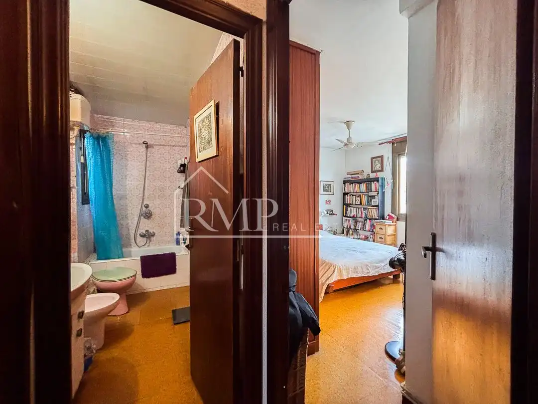 Schlafzimmer von Dachboden zum Verkauf in Barcelona mit Heizung, Terrasse und Abstellraum
