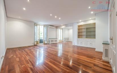 Living room of Flat to rent in  Madrid Capital  with Air Conditioner and Balcony