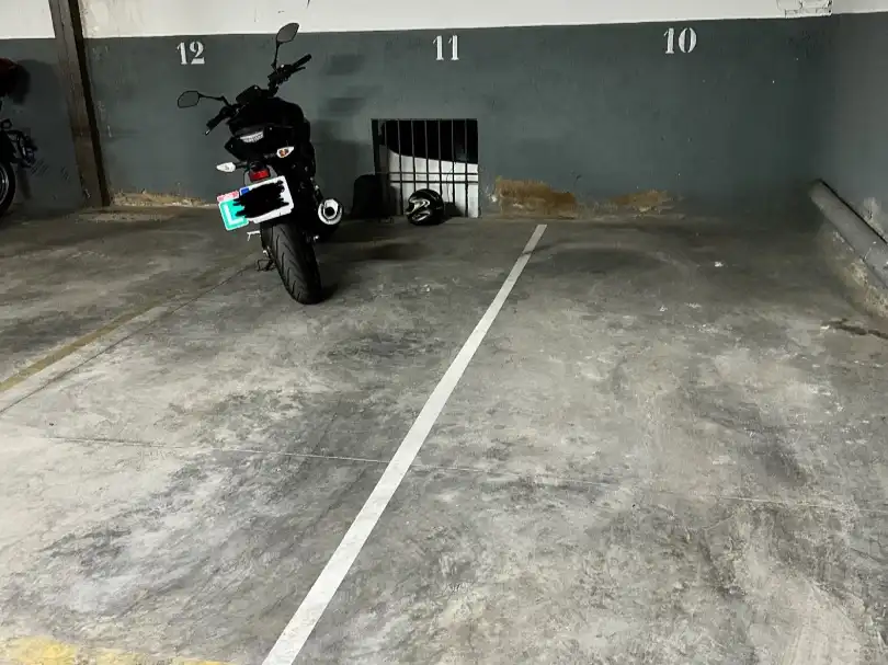 Moto à louer à Carrer Avenir 33