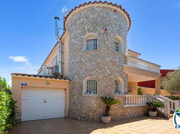 Casa amb piscina en venda a Carrer Mas Nou