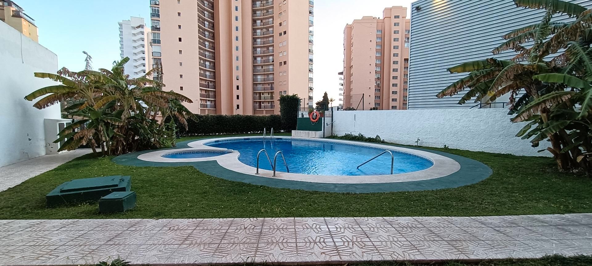 Piscina de Apartament en venda en Benidorm amb Terrassa, Moblat i Rentadora