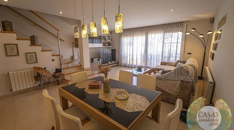 Vivienda con local comercial y gran potencial en zona privilegiada