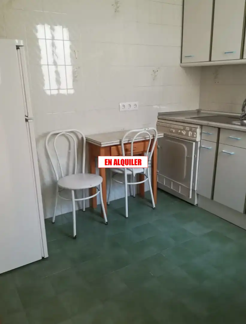 Cuina de Pis de lloguer en Ciudad Real amb Calefacció, Terrassa i Moblat