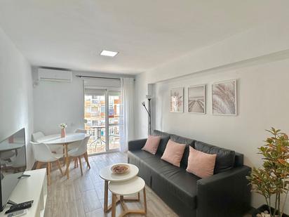 Sala d'estar de Apartament en venda en Benalmádena amb Aire condicionat, Terrassa i Moblat