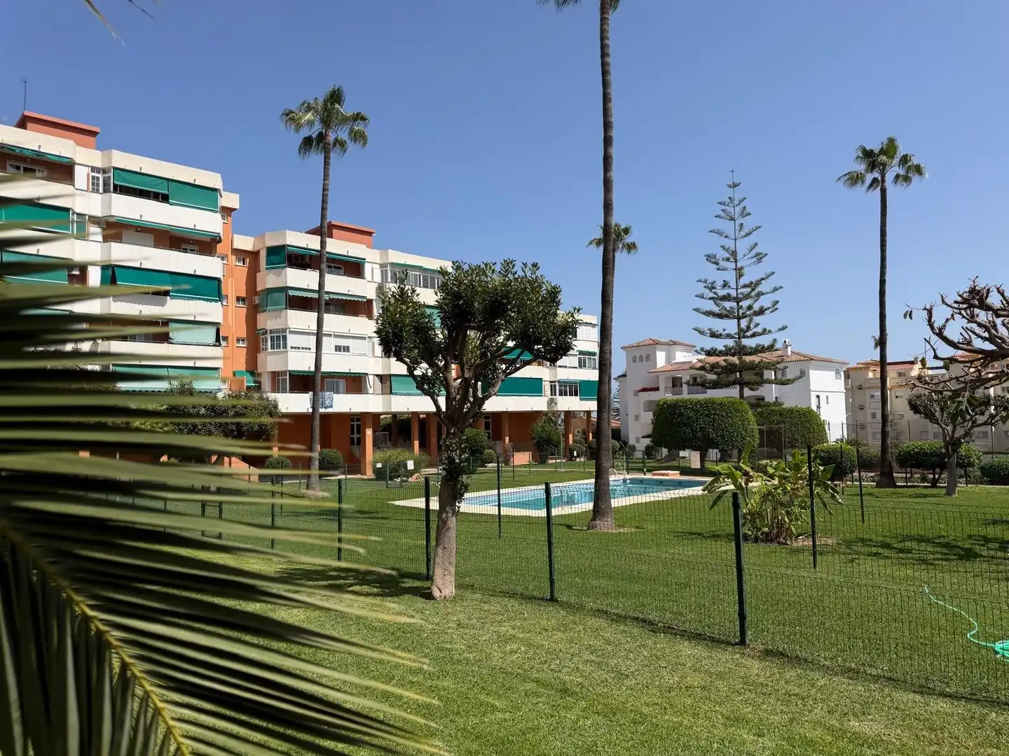 Vista exterior de Piso en venta en Torremolinos con Terraza y Piscina comunitaria