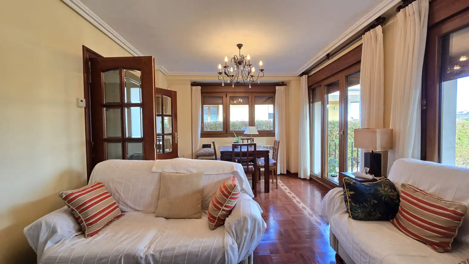 Sala d'estar de Casa adosada en venda en Suances amb Calefacció, Jardí privat i Parquet