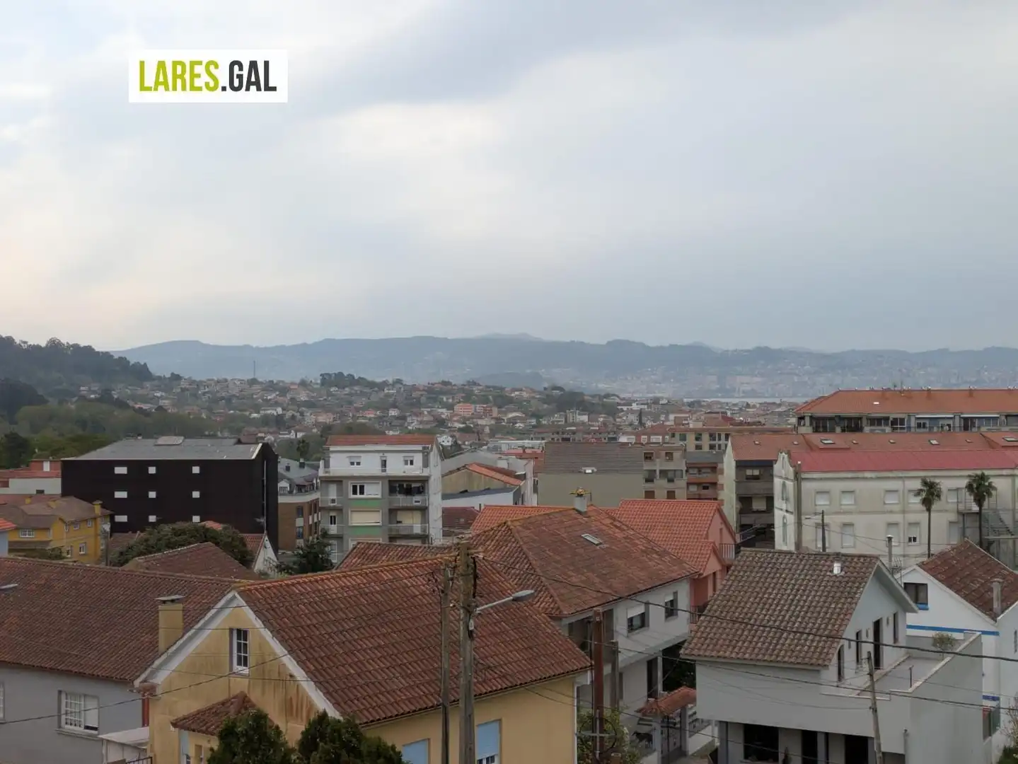 Vista exterior de Casa o xalet en venda en Cangas  amb Terrassa