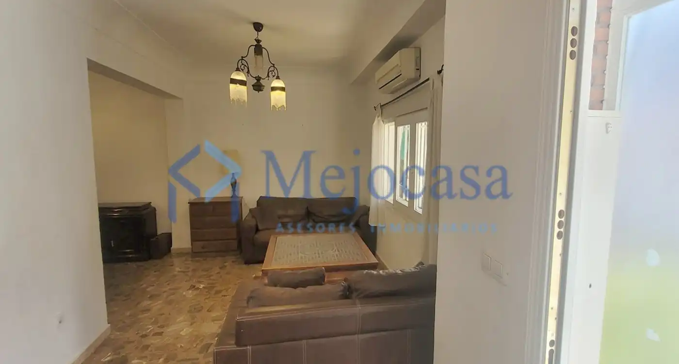 Wohnzimmer von Einfamilien-Reihenhaus zum Verkauf in  Madrid Capital mit Klimaanlage, Heizung und Privatgarten