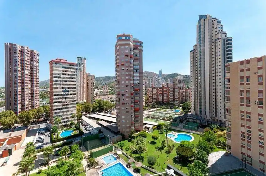 Vista exterior de Piso en venta en Benidorm con Terraza y Piscina comunitaria