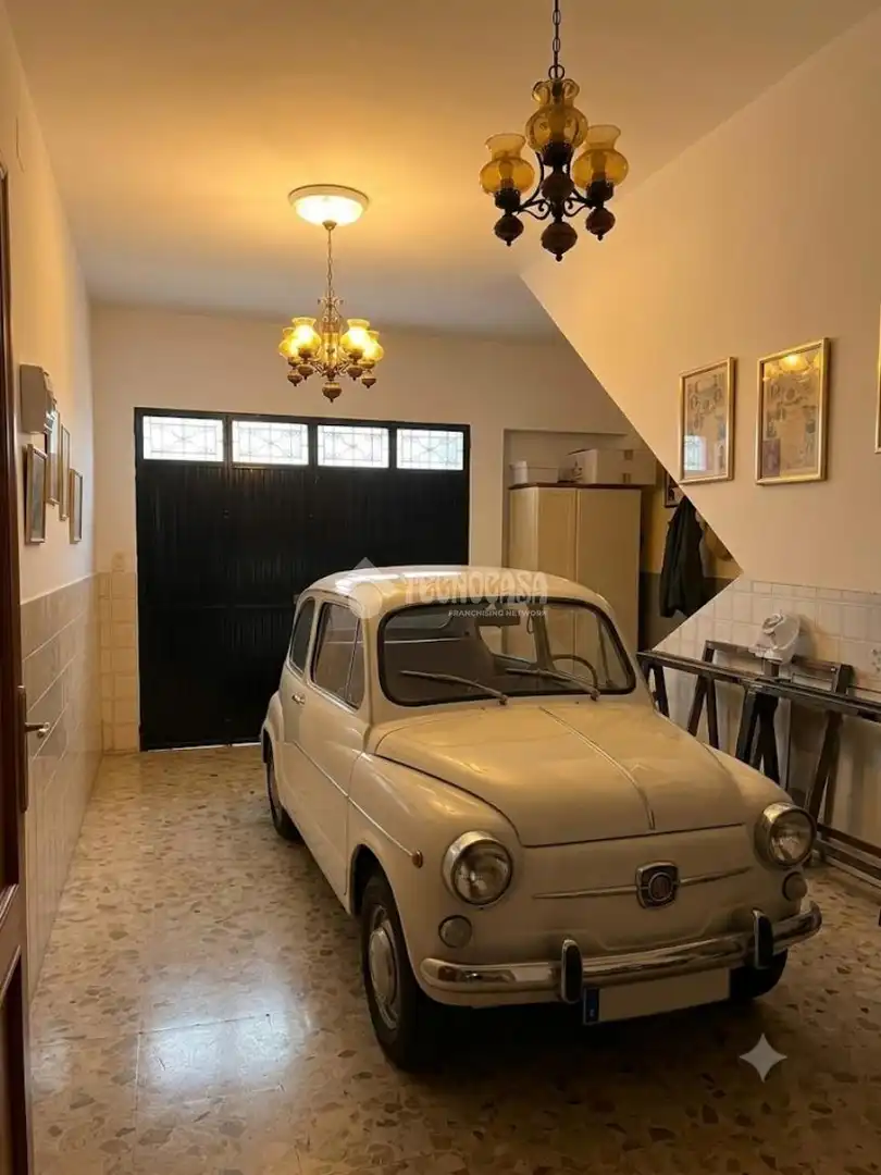Parking de Casa adosada en venta en Sevilla con Aire acondicionado y Balcón