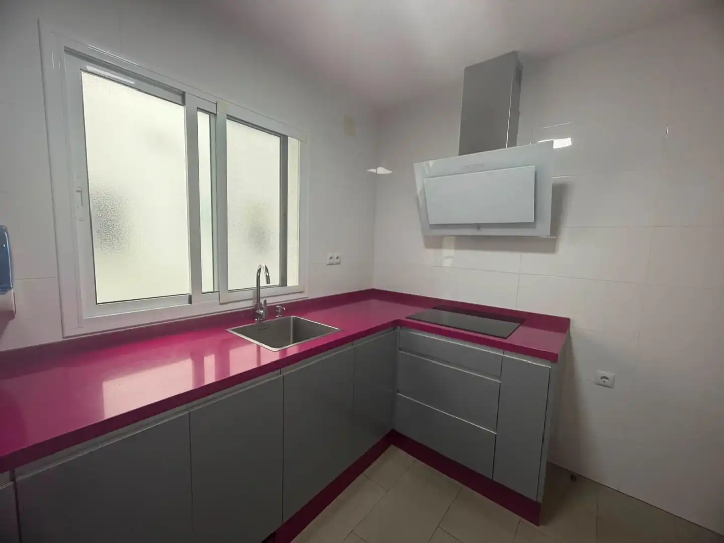 Flat with terrace for sale in Calle 21003