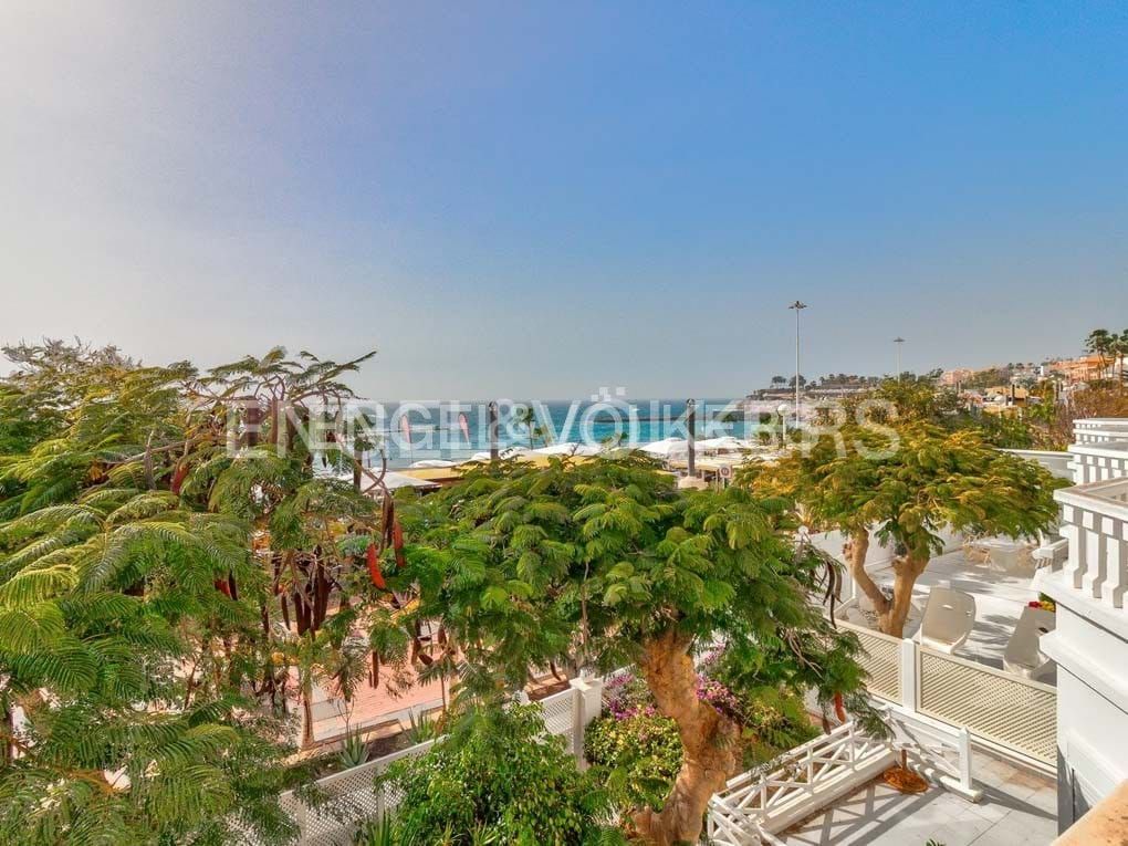 Vista exterior de Casa o xalet en venda en Adeje amb Aire condicionat, Terrassa i Piscina
