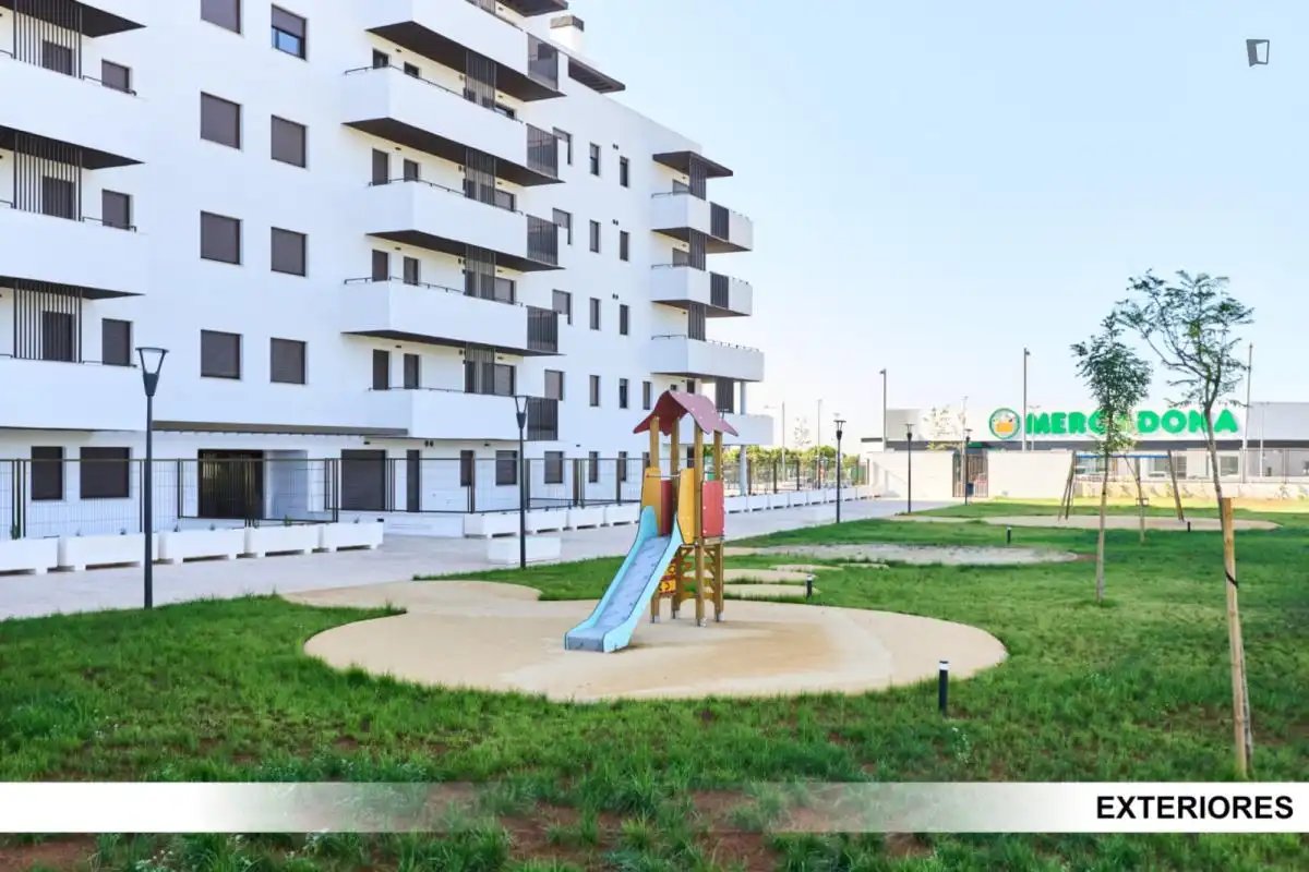 Vista exterior de Apartament per a compartir en Dos Hermanas amb Aire condicionat, Calefacció i Moblat
