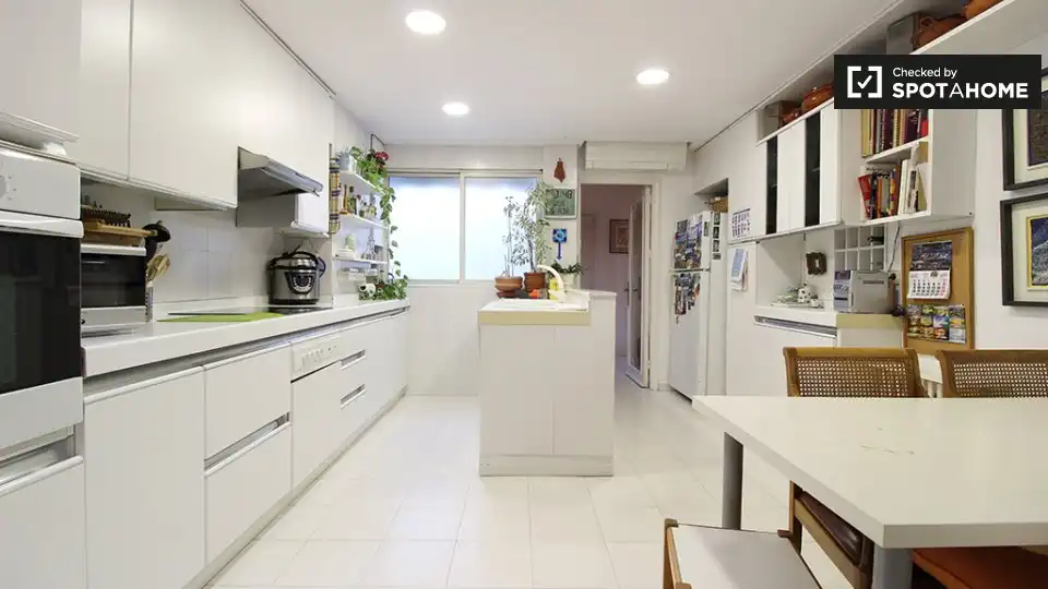 Kitchen of Flat for share in Madrid  with Air Conditioner, Terrace and Furnished