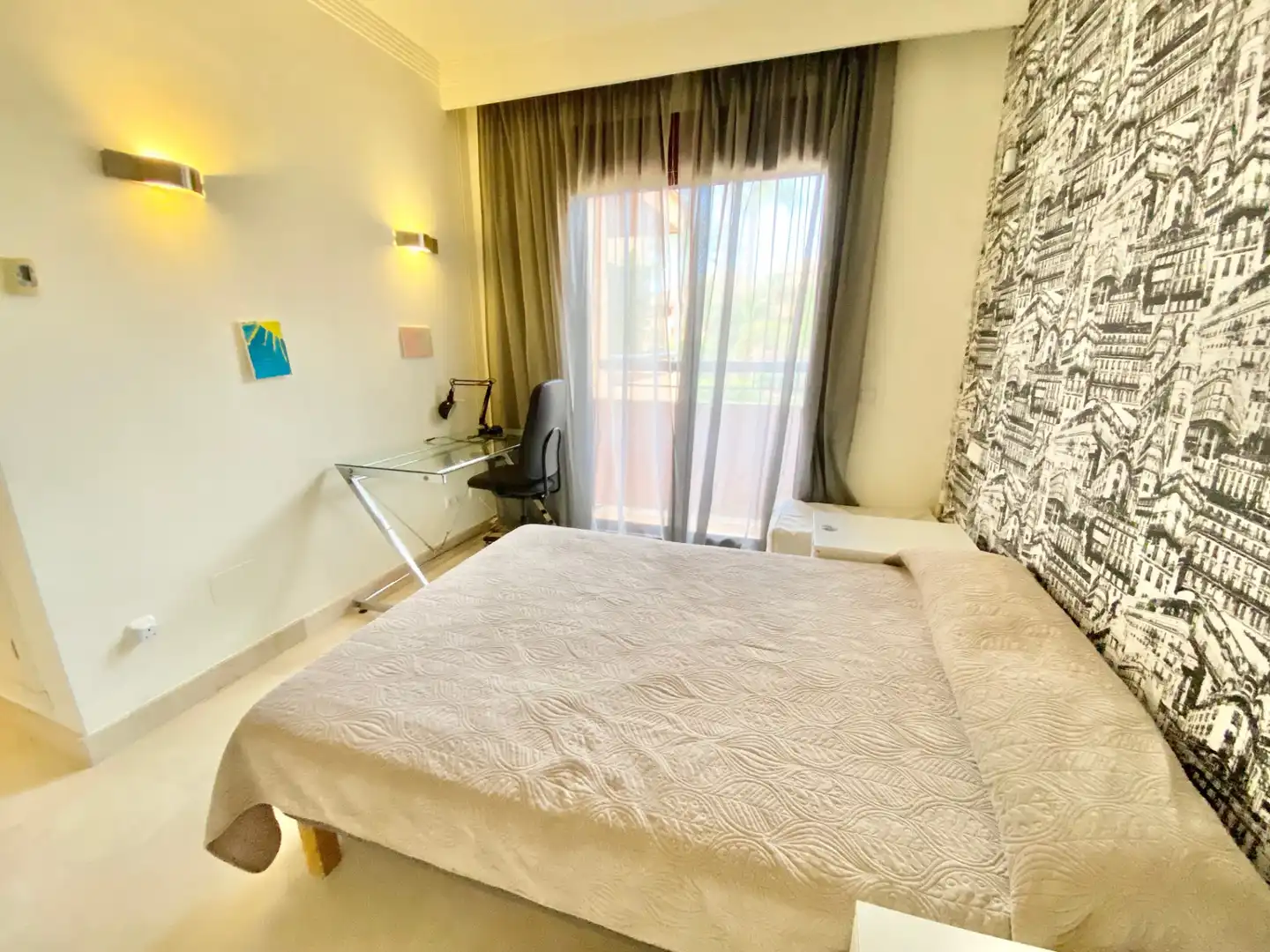 Schlafzimmer von Wohnungen zur Miete in Marbella mit Klimaanlage, Terrasse und Schwimmbad