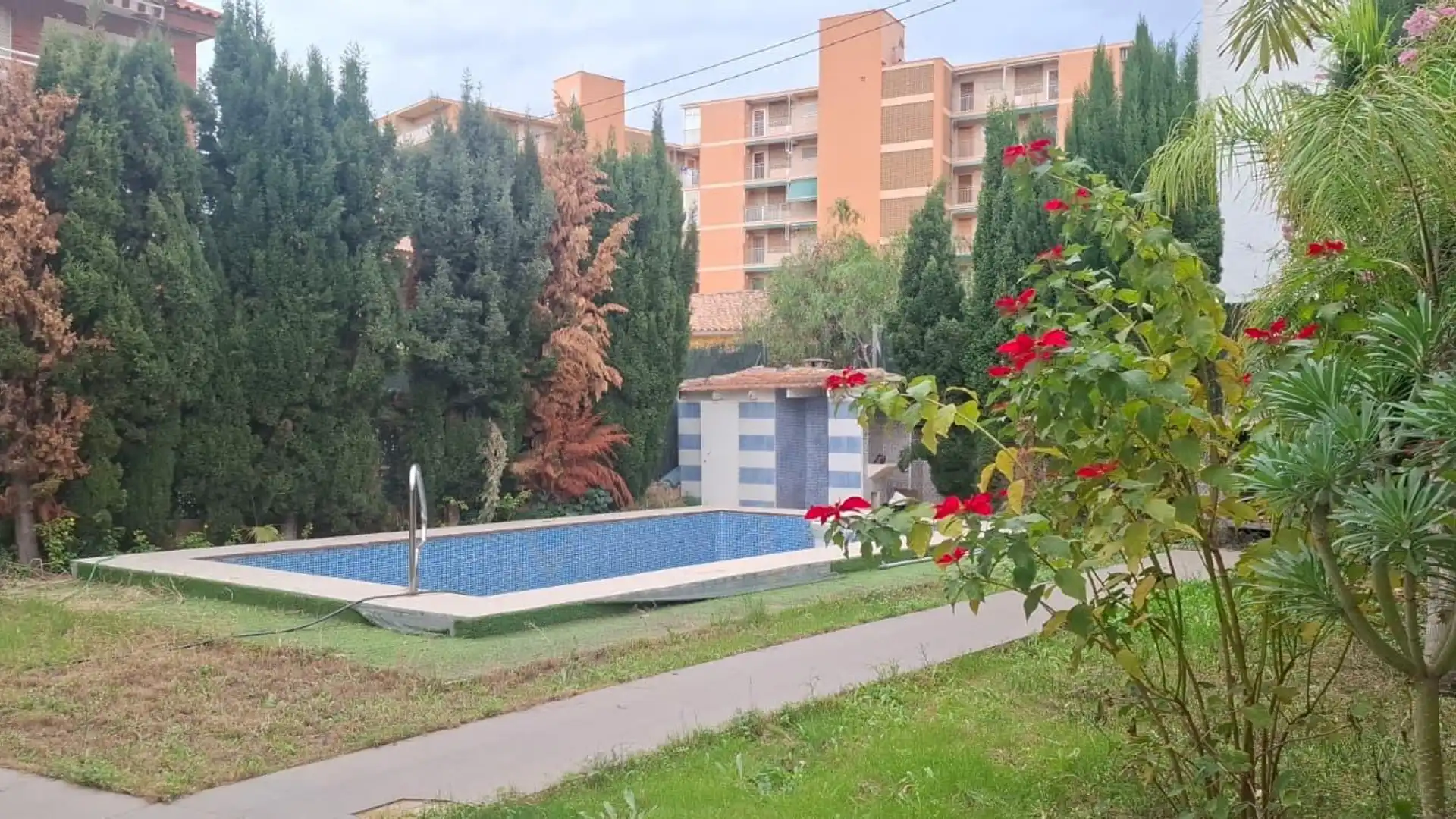 Piscina de Casa o xalet en venda en El Campello amb Aire condicionat, Jardí privat i Terrassa