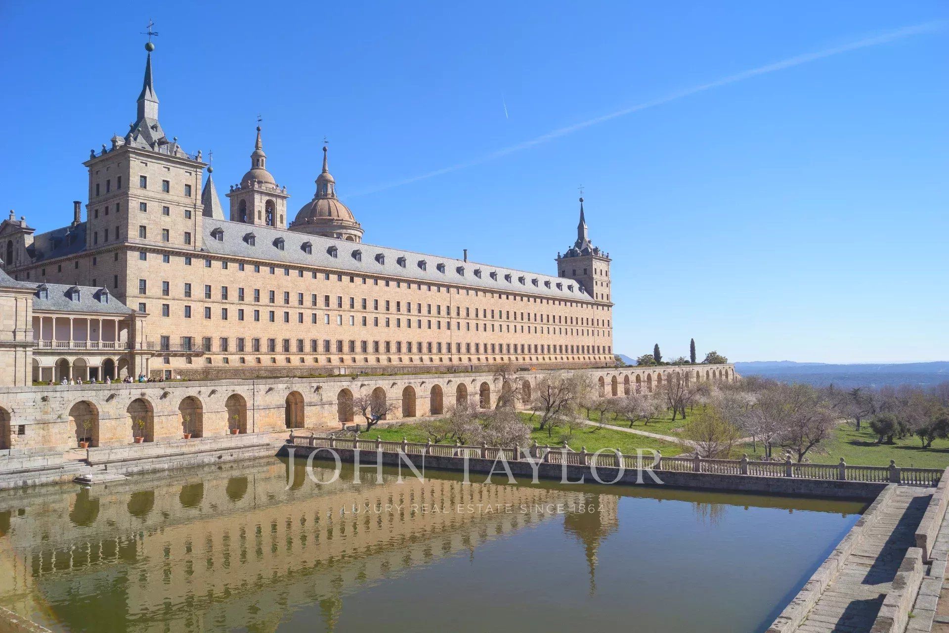 Vista exterior de Edifici en venda en San Lorenzo de El Escorial