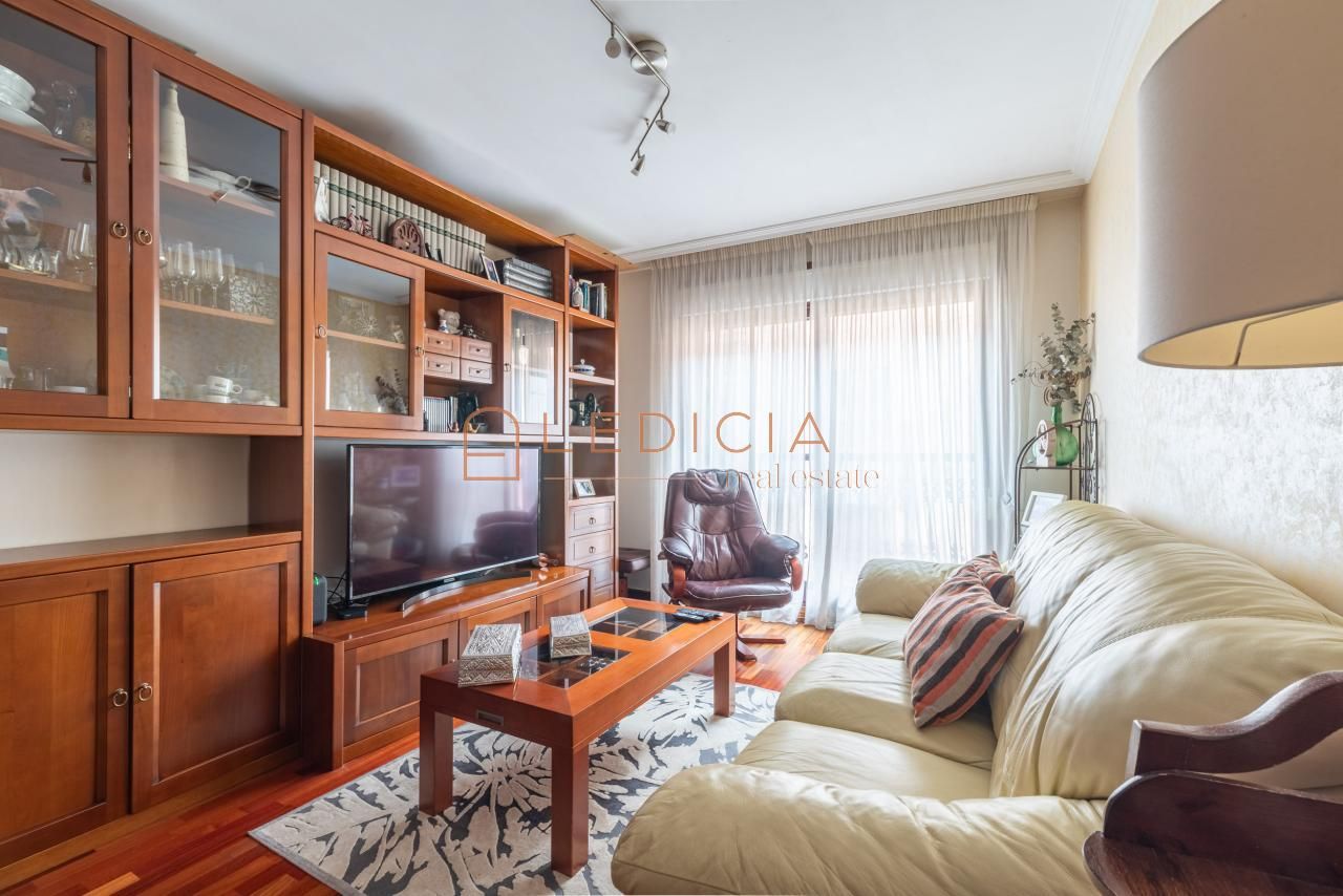 Living room of Flat for sale in Pontevedra Capital   with Heating, Parquet flooring and Storage room