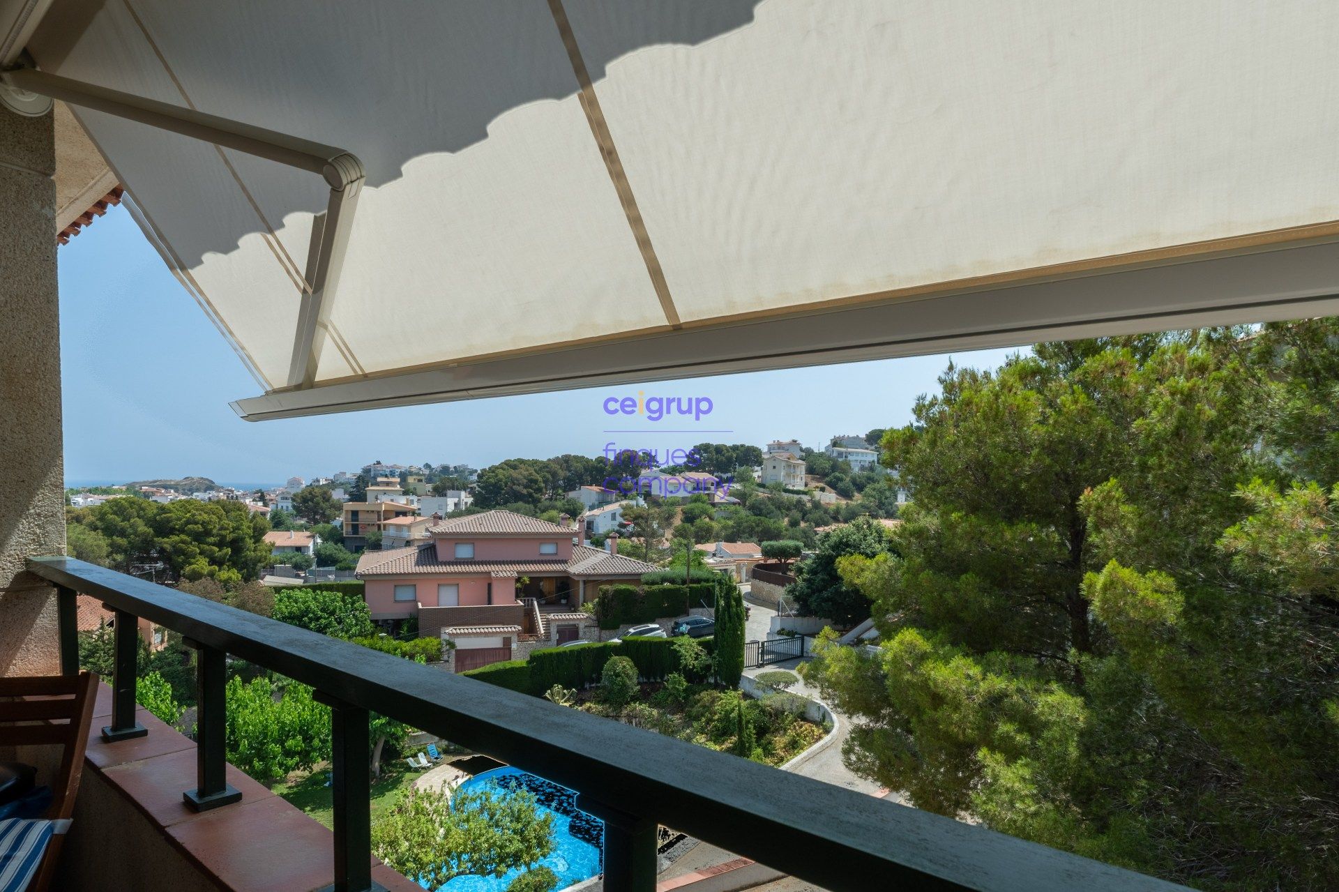 Vista exterior de Pis en venda en Llançà amb Calefacció, Terrassa i Piscina