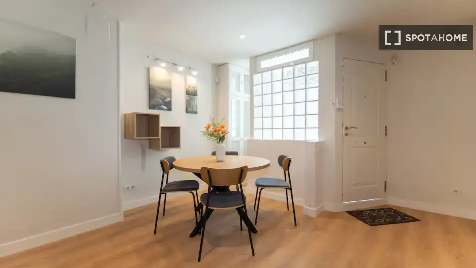 Comedor de Piso de alquiler en Barcelona con Aire acondicionado, Calefacción y Amueblado