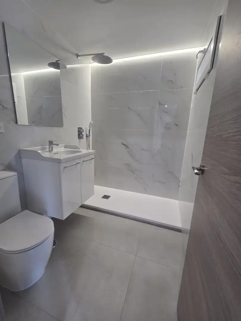 Badezimmer von Wohnung zum Verkauf in Madrid mit Klimaanlage, Heizung und Terrasse