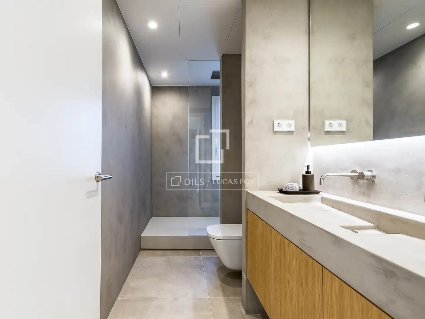 Badezimmer von Wohnung zum Verkauf in Barcelona mit Klimaanlage, Heizung und Privatgarten