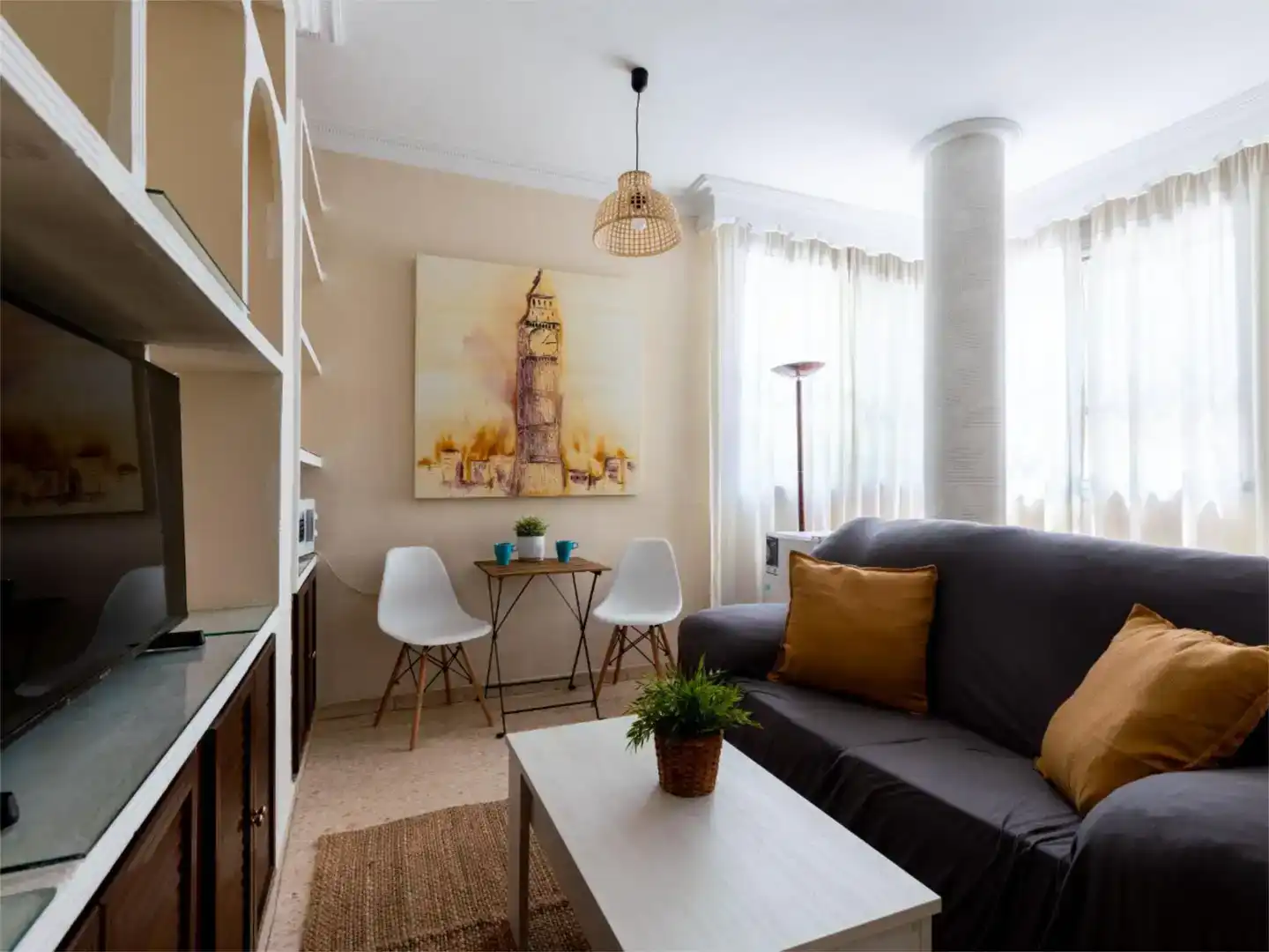 Sala de estar de Piso para compartir en Sevilla con Aire acondicionado, Jardín privado y Amueblado