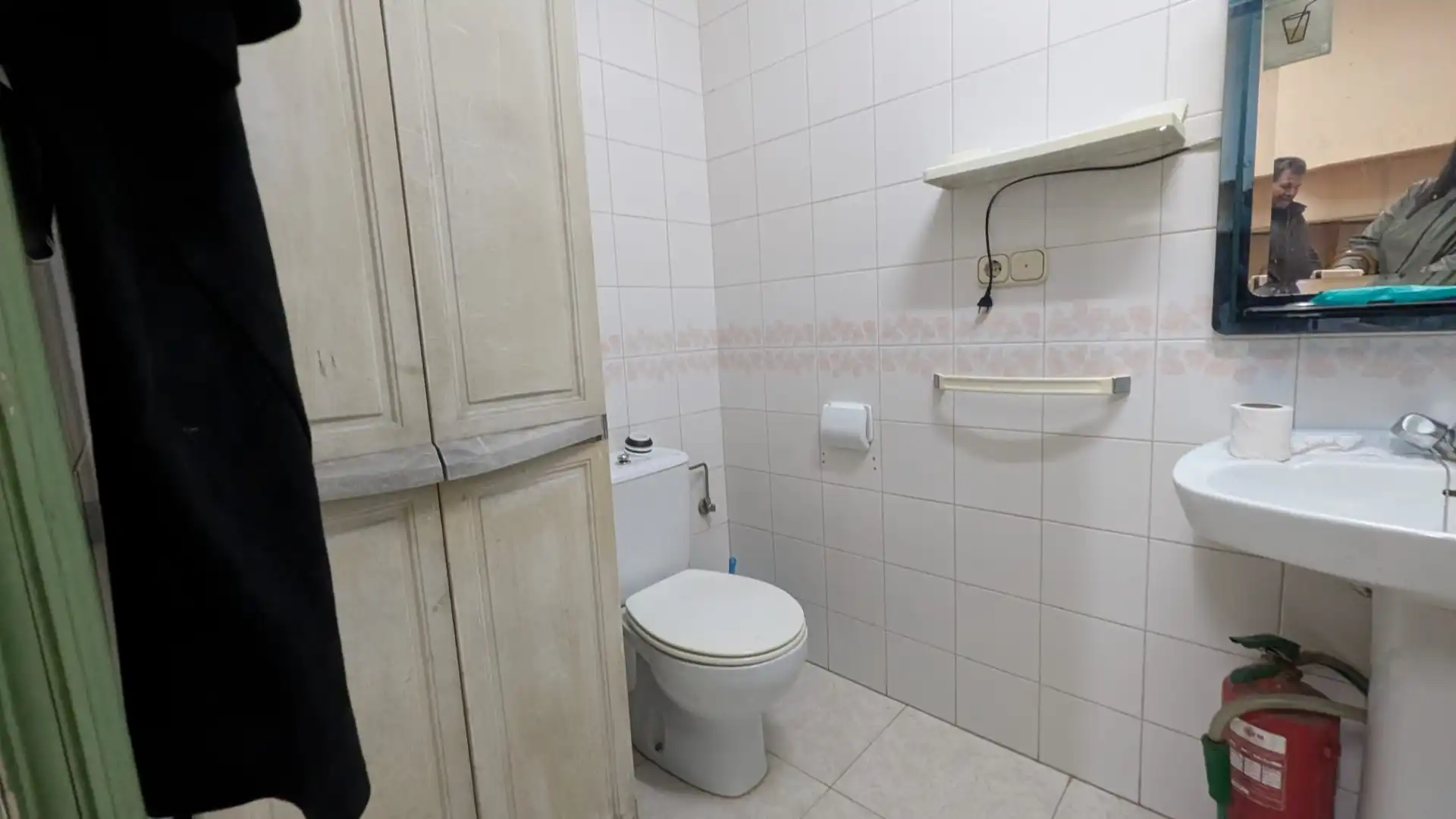 Badezimmer von Geschaftsraum zum Verkauf in Villabona mit Möbliert
