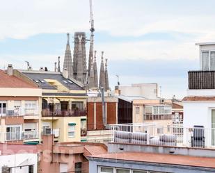 Exterior view of Attic for sale in  Barcelona Capital  with Air Conditioner and Terrace