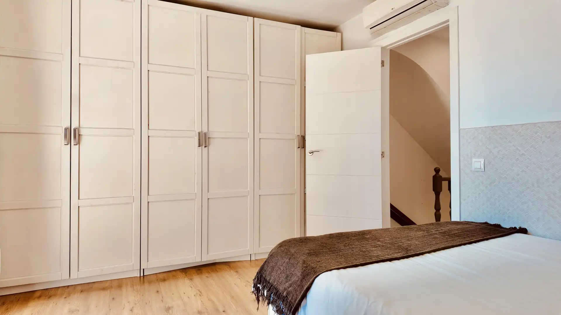 Habitación de Casa adosada en venta en Marbella con Jardín privado, Alarma y Piscina comunitaria