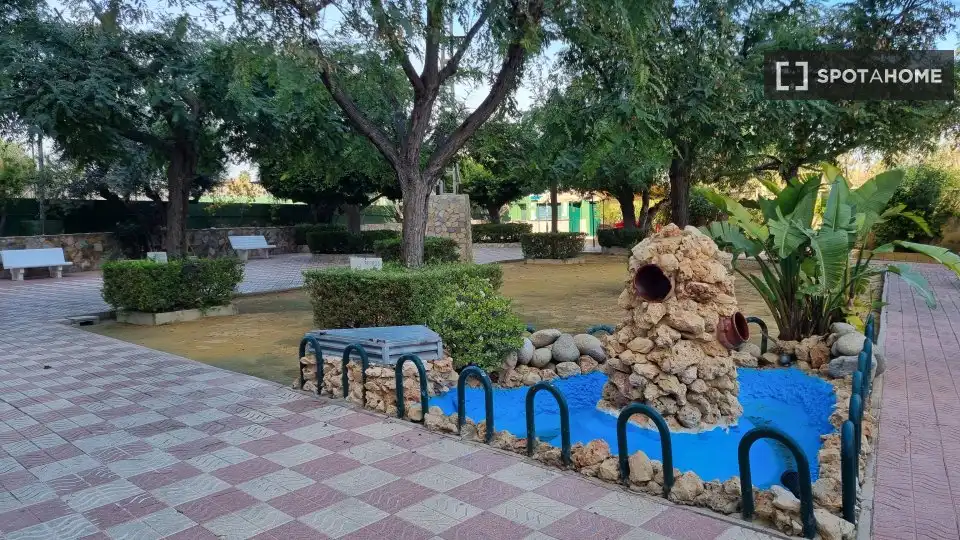 Jardí de Apartament per a compartir en Alicante / Alacant amb Aire condicionat, Terrassa i Moblat