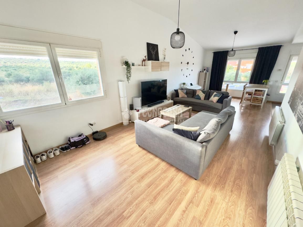 Sala d'estar de Casa adosada en venda en Cabanillas del Campo amb Calefacció i Parquet