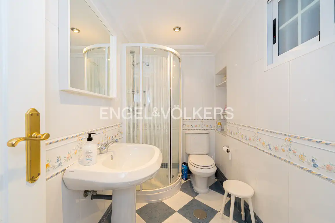 Baño de Apartamento de alquiler en Benidorm con Terraza, Amueblado y Piscina comunitaria