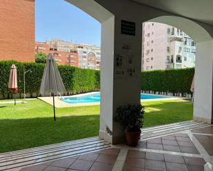 Piscina de Pis de lloguer en  Sevilla Capital amb Aire condicionat i Terrassa