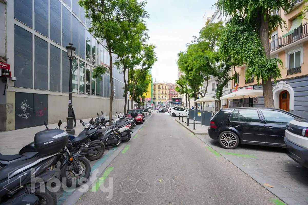 Vista exterior de Piso en venta en Madrid con Calefacción y Parquet